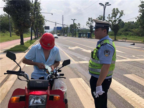 高温下的坚守 "交警蓝"vs"烈日金"高温严守高标准