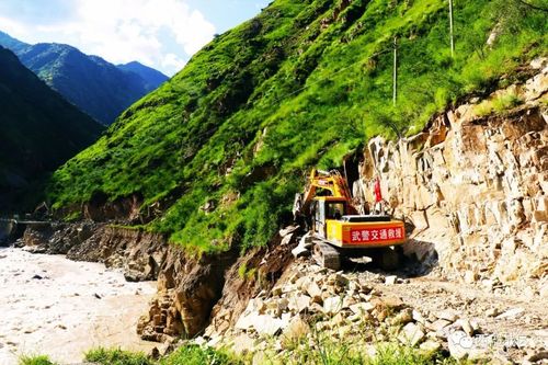 逢山开路