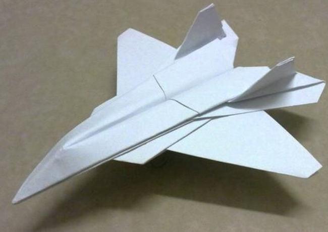 而这里面最简单有趣的一件作品,当数纸飞机了