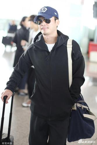 他素颜头戴棒球帽,墨镜遮面,身穿黑色运动服造型十分低调.