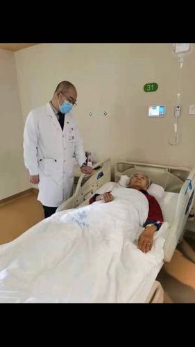 张春来副院长曾两次到病房查看患者.