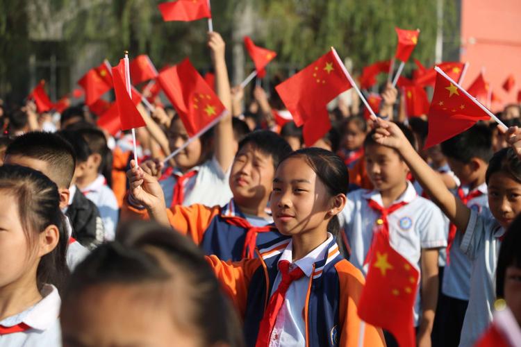 向国旗敬礼,做时代新人——褚墩镇中心小学举行庆国庆主题升旗仪式
