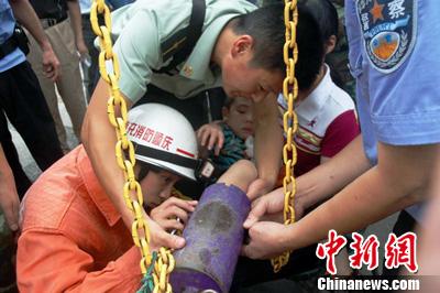 吊桩铁筒卡住小孩脚 四川南充消防巧施救(图)