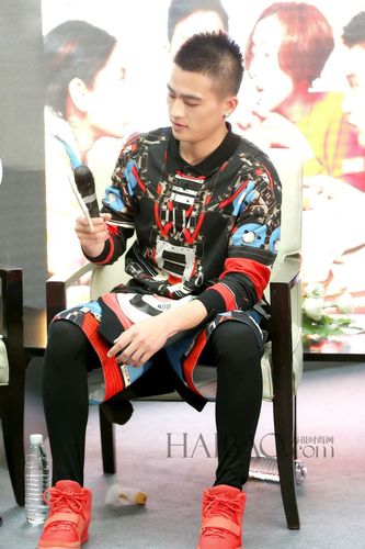 又一枚被大牌偏爱的新生代"小鲜肉" 欧豪2014全年活动着装盘点