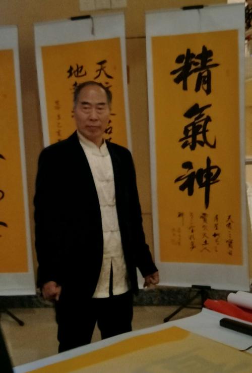 书法家刘志民先生现场写书法.有免费赠与观众的,有500元被观众收藏的.