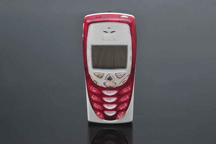 我用诺基亚8310时,从不把他放在口袋里——怕别人看不