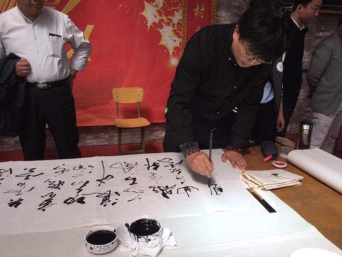 中华诗院院长李远山泼墨挥毫助兴青云店美食节