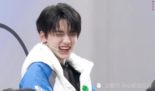 宋亚轩扮演男版碧眼狐狸,有谁发现他下意识的动作,不经意就陷了进去