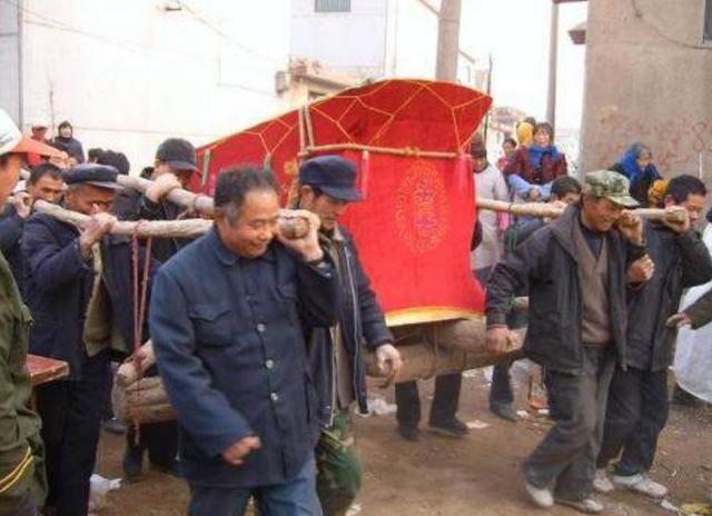抬棺材出殡的时候为什么要那么多人抬呢?原因居然不是