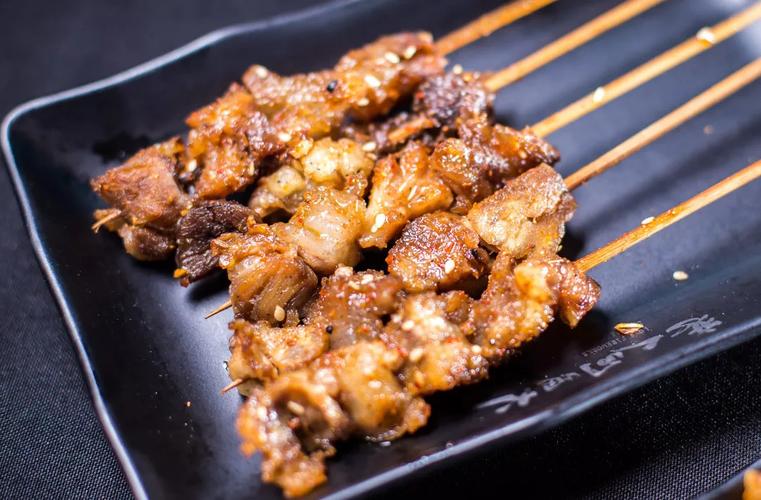 筋头肉其实就是带筋的烤牛肉,让你可以一口同时吃到 弹牙的牛筋和鲜香