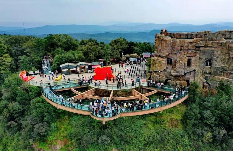 1500顶"小红帽" 剑门关景区新增一道靓丽风景线