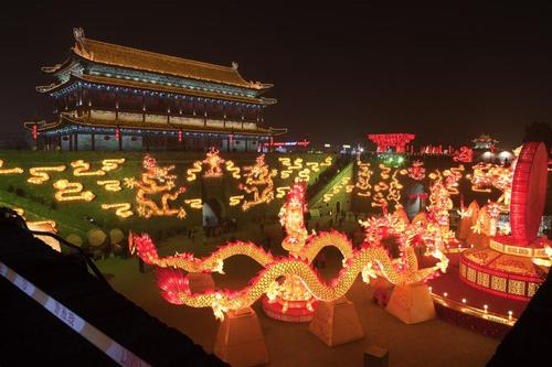 今天是2021年元宵节,大家可以去西安城墙,大唐芙蓉园,大唐不夜城等地