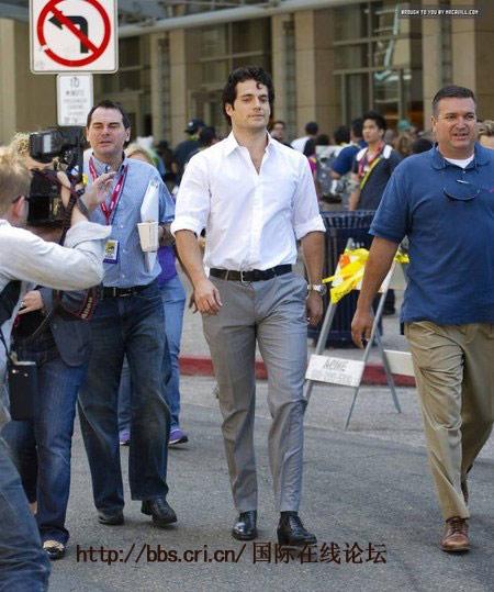 新《超人》造型初曝光 亨利·卡维尔谈魔鬼式健身