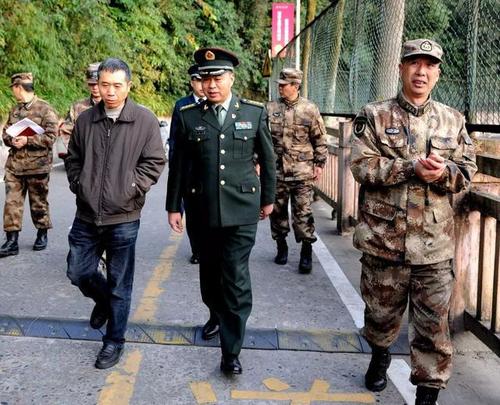 乐山军分区副司令李永红一行前往乐山师范学院调研