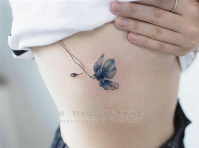 侧腰小清新花卉纹身图案