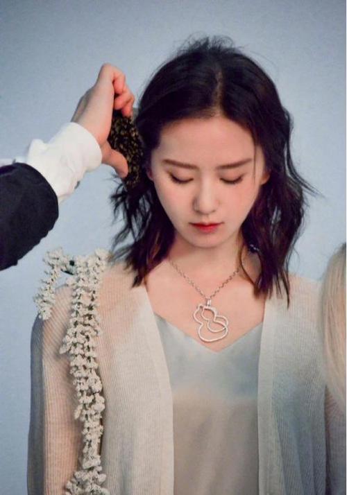 刘诗诗复工后变美了,锁骨发搭斑马条纹长裙,一股女强人的气势