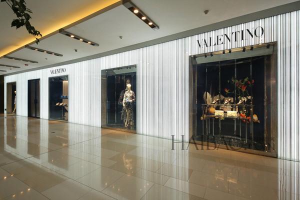 全新华伦天奴 (valentino) 旗舰店于上海淮海路环贸iapm商场开幕,带给