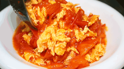 儿大,而且很水润,口感饱满弹滑,呈现的完全是鸡蛋的鲜香与番茄的酸甜