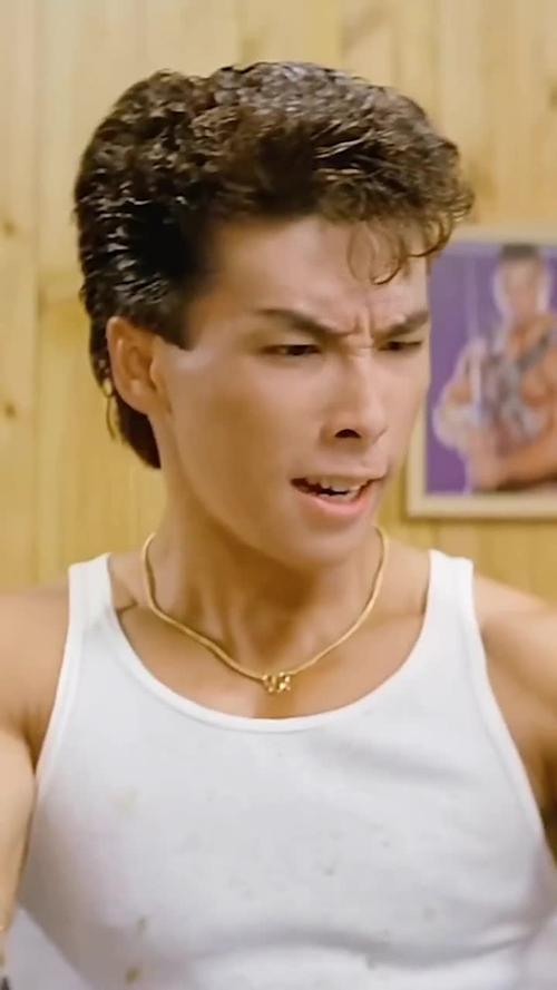 年轻时的甄子丹不仅人长得帅,舞也跳得特别好.