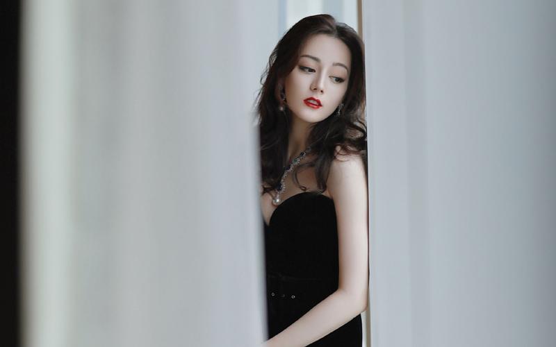 迪丽热巴性感妩媚写真桌面壁纸