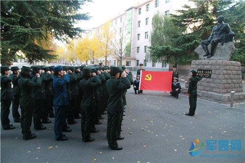 陆军军医大学士官学校学员掀起学习贯彻十九大报告精神热潮