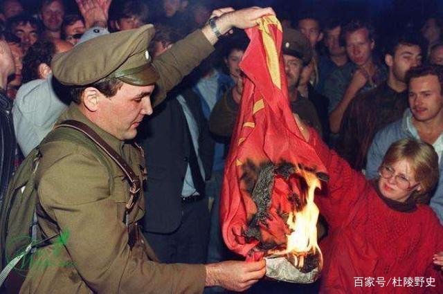 苏联解体前夕,民众燃烧苏联国旗场景