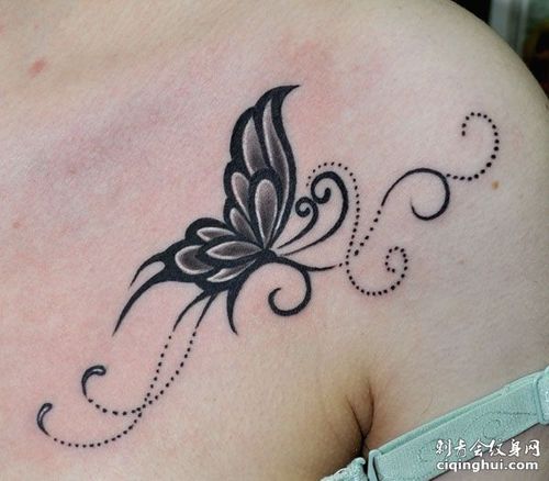 胸部性感线条蝴蝶纹身图案