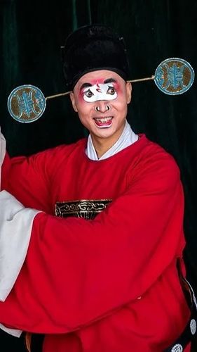 只偏重于扮演某一类戏剧人物,因此也产生了不少著名的丑角演员,例如