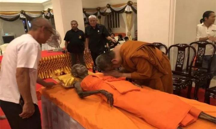 泰国大城府高僧圆寂100天后吓坏众人