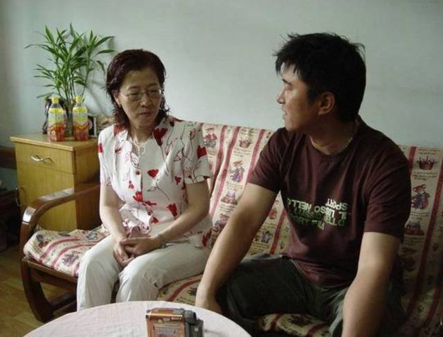 49岁满文军近照,曾抛弃初恋妻子娶"富婆",两次离婚如今成单身