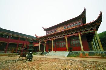 这里就是雨花区洞井镇清泉古寺以古老的传说吸引八方来客,促进周边