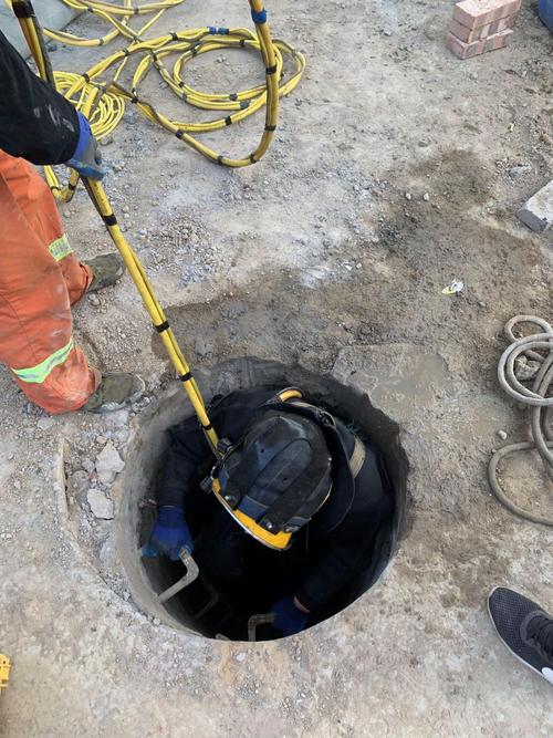 污水管道内除了有臭味,还有硫化氢等有毒气体,而且窨井内的水有腐蚀性