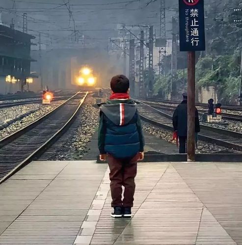 无法和孩子过年,只能在列车路过的家乡小站停靠间隙和孩子说上几句话