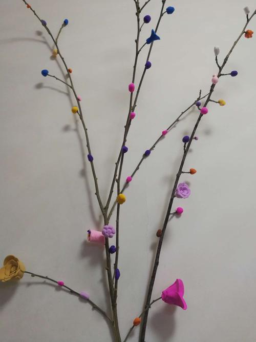 我在闲暇之余捡了些已经干枯了的树枝,用橡皮泥重新让它恢复了生机