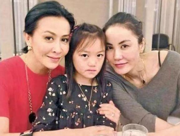 王菲女儿李嫣近照曝光,兔唇已基本矫正,笑容却略显古怪