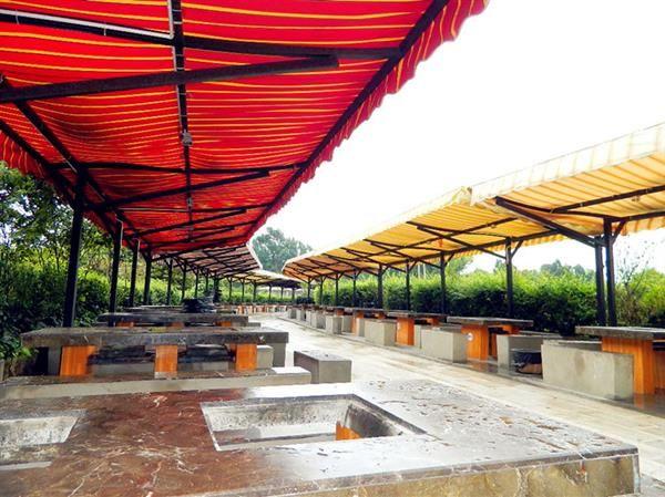 海埂公园烧烤点位于昆明海埂公园正门左侧,烧烤点旁即为海埂汽车电影