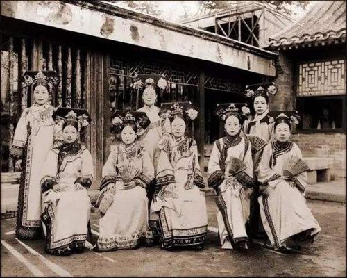 【晚清嫔妃】图为晚清嫔妃合照.能当上皇帝的女人,都经受了不少苦头.