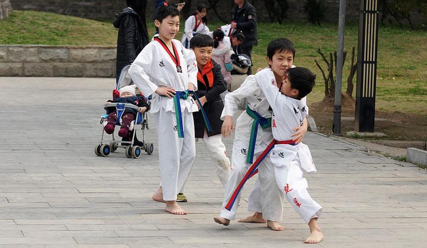 【原摄】实拍;古城墙下练跆拳道的少年们