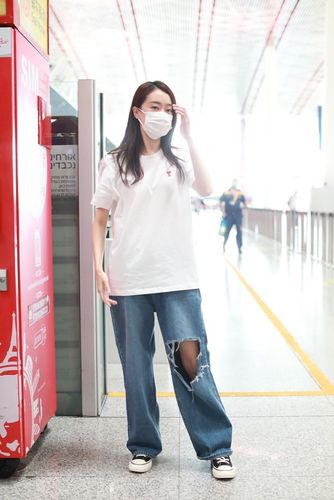 张小斐穿宽松破洞牛仔裤简约潇洒