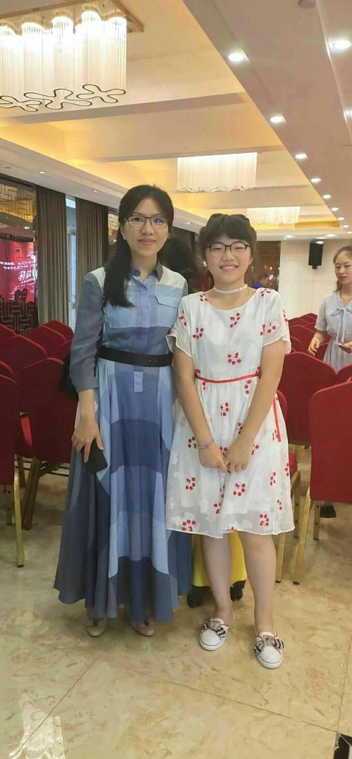 梅溪实验学校校董杨湛女士与比赛选手合影留念,勉励小选手们再接再厉.