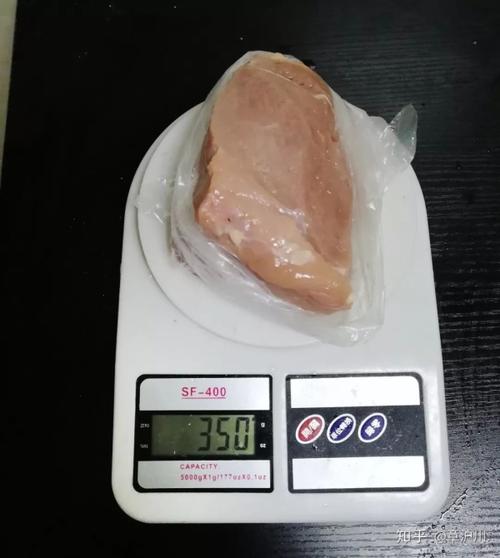 菜场割了一块肉回来,回家一称350克.把它分成7份,每份50克.