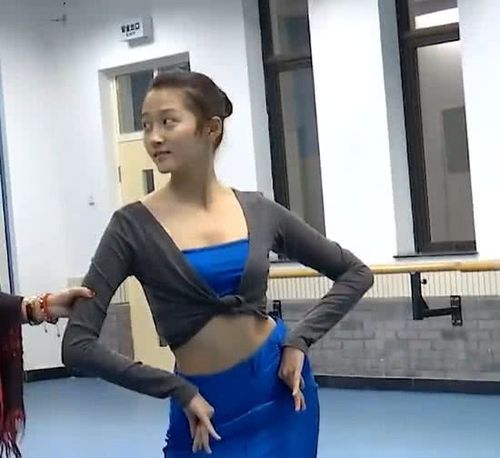 关晓彤早年艺考跳舞视频曝光,好身材成亮点,难怪会被鹿晗看中