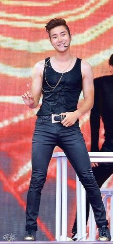 exo香港冒雨演唱人气高 sj崔始源脱衣秀肌肉(图)(3)