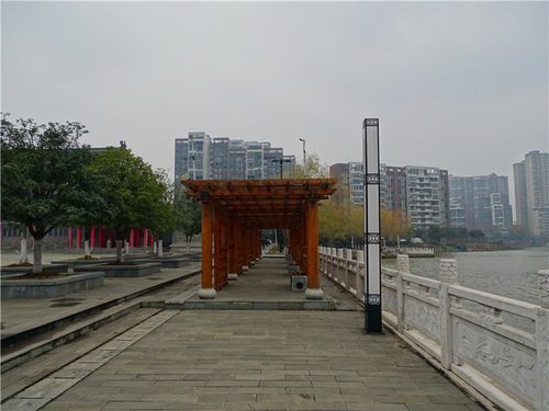 乘纸坊线地铁 游谭鑫培公园