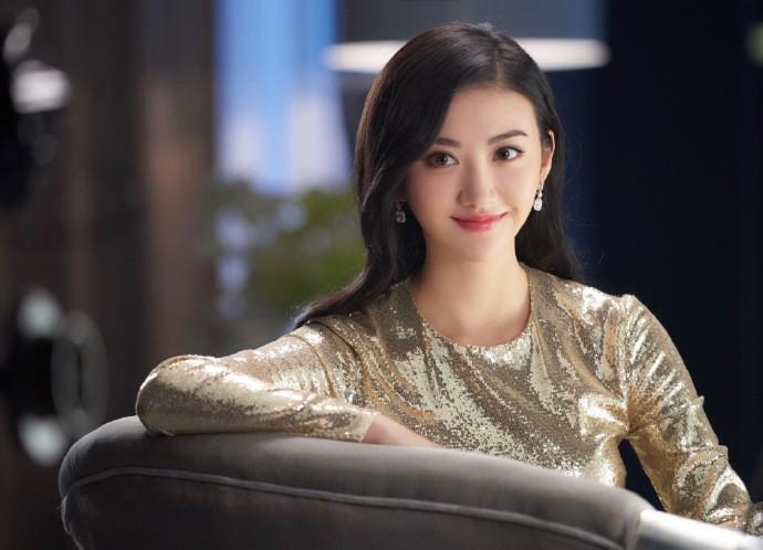 这期间她发过歌,演过电视剧,拍过电影,各类发展经历都有过,还出演过