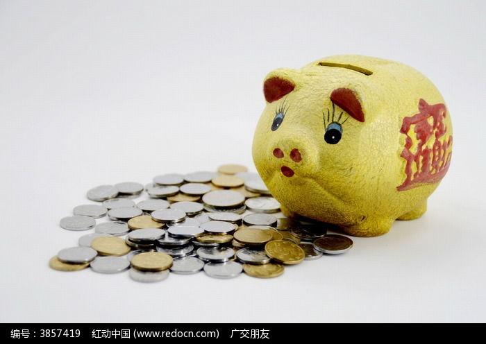 近拍存钱罐和硬币图片