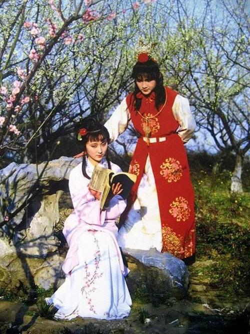 一本《西厢记》,把林黛玉羞得满脸通红,其实是贾宝玉在撩妹