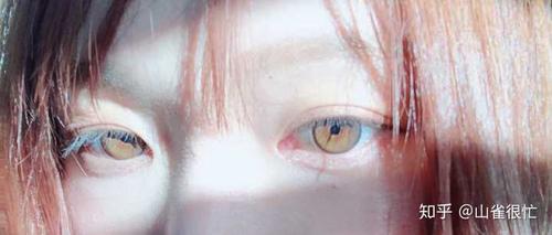 我我,阳光下是黄绿色,灯光下是浅棕色