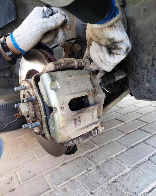 皮卡长城后刹车片怎么拆 长城风骏5皮卡换刹车分泵