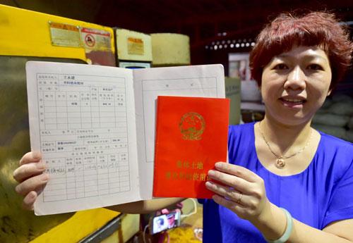 晋江市高霞村村民丁青鹭展示房屋所有权证和集体土地建设用地使用证(8